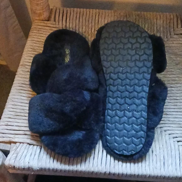 So Me super soft fuzzy slippers - Picture 2 of 2